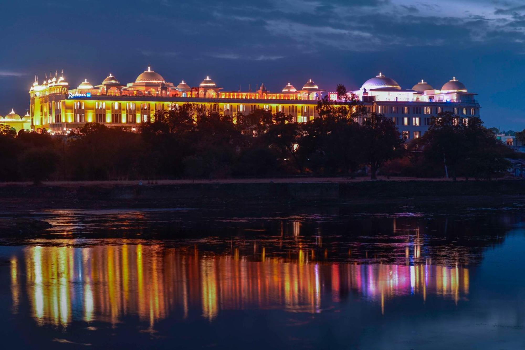 Radisson Blu Udaipur Palace Resort & Spa Экстерьер фото
