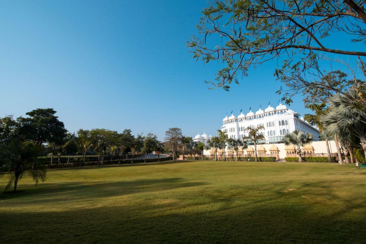 Radisson Blu Udaipur Palace Resort & Spa Экстерьер фото